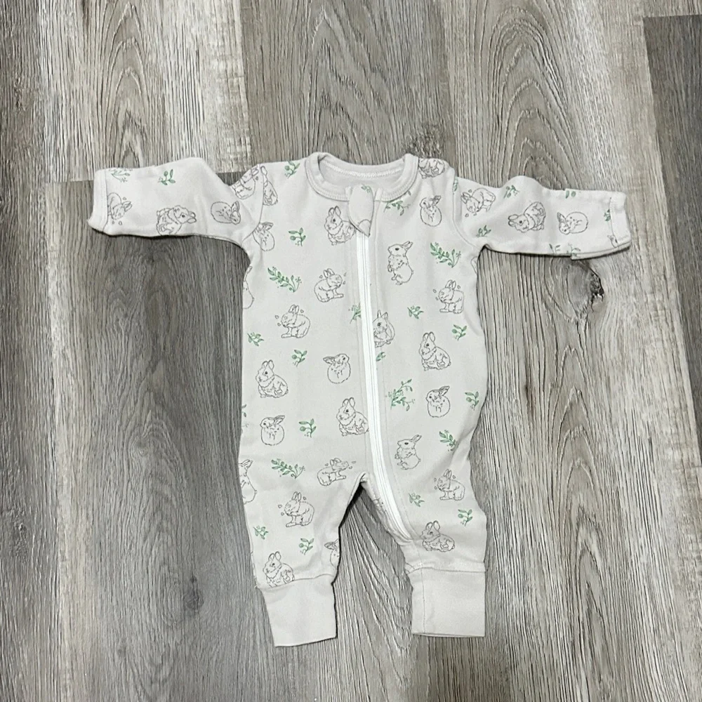 Cozy White and Green‎ Baby Footie